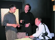 Axel Fischer (Rene Hofschneider, l.) wird von den Kommissaren Kehler (Wolfgang Bathke, r.) und Bongartz (Max Gertsch) zum Tathergang seiner eigenen Entf&uuml;hrung vernommen.