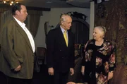 Resi (Ruth Drexel, r.) wird von B&ouml;ttcher (Ernst Stankovski, M.) zum Spaziergang eingeladen. Benno (Ottfried Fischer, l.) ist misstrauisch ...