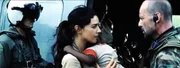 Weil Lena Kendricks (Monica Bellucci, M.) sich weigert, dass Dschungellazarett in Nigeria ohne ihre Sch&uuml;tzlinge zu verlassen, ger&auml;t Lieutenant Waters (Bruce Willis, r.) in einen schweren Gewissenskonflikt ...