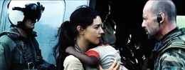 Weil Lena Kendricks (Monica Bellucci, M.) sich weigert, dass Dschungellazarett in Nigeria ohne ihre Sch&uuml;tzlinge zu verlassen, ger&auml;t Lieutenant Waters (Bruce Willis, r.) in einen schweren Gewissenskonflikt ...