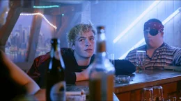 Rick (Matti Schmidt-Schaller) und sein Kumpel (Christian Behrend) sitzen an der Bar der Dorfdisco NEW YORK.