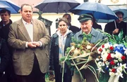 Benno (Ottfried Fischer, l.), Sabrina (Katerina Jacob) und Pfeiffer (Udo Thomer) wohnen der Beerdigung des ermordeten Fotografen bei. Benno (Ottfried Fischer, l.), Sabrina (Katerina Jacob) und Pfeiffer (Udo Thomer) wohnen der Beerdigung des ermordeten Fotografen bei.
