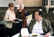 Lotte (Ursula Dirichs, l.), Resi (Ruth Drexel) und Benno (Ottfried Fischer) sprechen über den Mord an Resis ehemaligen Mitschülerin. Lotte (Ursula Dirichs, l.), Resi (Ruth Drexel) und Benno (Ottfried Fischer) sprechen über den Mord an Resis ehemaligen Mitschülerin.