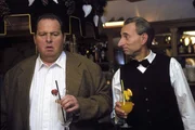Der Barmann (Peter Silbereisen, r.) erz&auml;ht Benno (Ottfried Fischer, l.) &uuml;ber die Familie Sailinger.