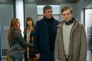 Obwohl Katharina Bichler (Sophie Lutz, 2.v.l.) ihrem Exfreund Christoph Angerer (Robin Sondermann, r.) den Kontakt zu Fabian untersagt hat, taucht er in der Klinik auf. Dr. Martin Gruber (Hans Sigl, 2.v.r.) und Maja (Lorna zu Solms, l.) versuchen, zwischen den beiden zu schlichten. Obwohl Katharina Bichler (Sophie Lutz, 2.v.l.) ihrem Exfreund Christoph Angerer (Robin Sondermann, r.) den Kontakt zu Fabian untersagt hat, taucht er in der Klinik auf. Dr. Martin Gruber (Hans Sigl, 2.v.r.) und Maja (Lorna zu Solms, l.) versuchen, zwischen den beiden zu schlichten.