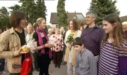 Der Moment der Schl&uuml;ssel&uuml;bergabe ist endlich gekommen! Anne, Amadeus und ihre Kinder k&ouml;nnen es kaum erwarten, endlich ihr neues Zuhause in Augenschein zu nehmen. John Kosmalla (li.) und Eva Brenner (2.v.li.) freuen sich mit der Familie