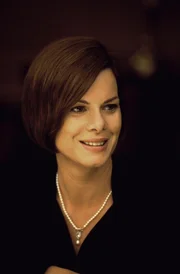 Auch Allison (Marcia Gay Harden), die &auml;lteste Tochter des m&auml;chtigen William Parrish, wundert sich &uuml;ber das ver&auml;nderte Verhalten ihres Vaters. Sie fragt sich, was genau der omin&ouml;se Fremde, Joe Black, damit zu tun hat ...
