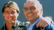 Stringfellow "Huckleberry" Hawke (Jan-Michel Vincent, l.) und Dominic Santini (Ernest Borgnine)