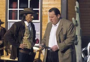 Benno (Ottfried Fischer, r.) befragt den verdächtigen Andi Stadler (Eisi Gulp, l.) Benno (Ottfried Fischer, r.) befragt den verdächtigen Andi Stadler (Eisi Gulp, l.)