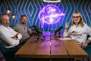 Monika Gruber, Heinz (l.) und Hannes Kinigadner w&auml;hrend ServusTVs &bdquo;Die Gruaberin - Vodcast&ldquo;