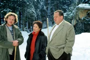 Ortsbegehung: Kommissar Benno Berghammer (Ottfried Fischer, r.) und Sabrina Lorenz (Katerina Jacob, M.) befragen Sepp Schoder (Pascal Breuer, l.) nach den Latifundien seines ermordeten Vaters. Es stellt sich heraus, dass Kaspar Schoder im Besitz eines Berggrundst&uuml;ckes ist, an dem viele interessiert sind ...
