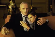 Im Haus ihres Vaters trifft Susan Parrish (Claire Forlani, r.), Tochter des Medien-Tycoons William Parrish (Anthony Hopkins, l.) erneut auf den jungen, gutaussehenden Patienten, den sie einfach nicht vergessen kann. Sie ahnt nicht, dass er mit ihrem Vater einen t&ouml;dlichen Deal geschlossen hat ...