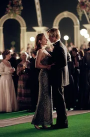 Es entwickelt sich eine Liebesgeschichte zwischen Joe Black (Brad Pitt, r.) und Susan (Claire Forlani, l.), der &uuml;ber alles geliebten j&uuml;ngsten Tochter des Multimillion&auml;rs Bill Parish. Was nur ihr Vater wei&szlig;: Joe ist der Tod, mit dem Bill eine Abmachung geschlossen hat ...