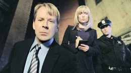 Greer (Bruce Willis) und Peters (Radha Mitchell)