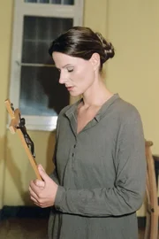 V&ouml;llig in sich versunken, das Kreuz fest in den H&auml;nden, betet Natascha (Susann Uplegger) in ihrer Zelle.