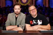 Rateteam-Kapit&auml;n Elton (r.) und der Autor und Comedian Bastian Bielendorfer (l.) bilden ein Rateteam.