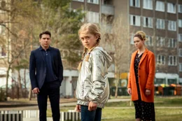 Wie werden Jana (Anna Unterberger, r.) und Alexander (Hanno Koffler, l.) mit der kleinen Anna (Anna Cheban, M.) verfahren?