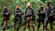 Eine Missionsstation in Nigeria wird von bewaffneten Rebellen bedroht. Da nicht alle Fl&uuml;chtlinge mit Helikoptern evakuiert werden k&ouml;nnen, beschlie&szlig;t Lt. Waters (Bruce Willis, Mitte) mit seiner Navy-Spezialeinheit, den Menschen auf ihrem gef&auml;hrlichen Fu&szlig;marsch nach Kamerun Geleitschutz zu geben.