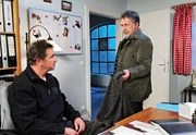 Julius (Michele Oliveri, r.) befürchtet, dass Hans (Ralph Schicha, l.) wieder zu trinken anfängt. Julius (Michele Oliveri, r.) befürchtet, dass Hans (Ralph Schicha, l.) wieder zu trinken anfängt.