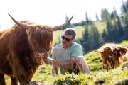 Hubert Herbst k&uuml;mmert sich liebevoll um seine Tiere