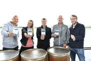 Moderator Nils Bomhoff (r.) mit den "NITRO Autoquartett"-Spielern (v.l.) Detlef Steves, Doreen Seidel, Christian Menzel und Mario Basler: Wer die meisten Karten gesammelt hat, gewinnt! Moderator Nils Bomhoff (r.) mit den "NITRO Autoquartett"-Spielern (v.l.) Detlef Steves, Doreen Seidel, Christian Menzel und Mario Basler: Wer die meisten Karten gesammelt hat, gewinnt!