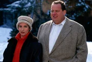 Sabrina Lorenz (Katerina Jacob, l.) und Benno Berghammer (Ottfried Fischer, r.) am Tatort - einem Skilift ...