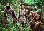 Da Dr. Lena Kendricks (Monica Bellucci, M.) Menschen wie Patience (Akosua Busia, r.) und Musa (Awaovieyi Agie, l.) nicht schutzlos zur&uuml;cklassen will, entwickelt sich die geplante Evakuierungsmission zu einem gef&auml;hrlichen Marsch an die Grenze.