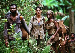 Da Dr. Lena Kendricks (Monica Bellucci, M.) Menschen wie Patience (Akosua Busia, r.) und Musa (Awaovieyi Agie, l.) nicht schutzlos zur&uuml;cklassen will, entwickelt sich die geplante Evakuierungsmission zu einem gef&auml;hrlichen Marsch an die Grenze.