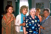 Resi Berghammer (Ruth Drexel, M.) feiert ihr 50-jähriges Klassentreffen. Versammelt haben sich ihre Mitschülerinnen Cornelia (Lis Verhoeven, l.), Elfie (Brigitte Antonius, 2.v.l.) Lotte (Ursula Dirichs, 2.v.r.) und Rosemarie (Hilde Sochor, r.). Resi Berghammer (Ruth Drexel, M.) feiert ihr 50-jähriges Klassentreffen. Versammelt haben sich ihre Mitschülerinnen Cornelia (Lis Verhoeven, l.), Elfie (Brigitte Antonius, 2.v.l.) Lotte (Ursula Dirichs, 2.v.r.) und Rosemarie (Hilde Sochor, r.).