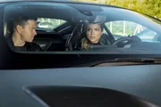 Evan McCauley (Mark Wahlberg, l.); Nora Brightman (Sophie Cookson, r.)