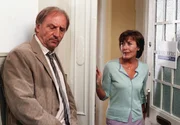 Die Partnervermittlerin Dorothee Wahlberg (Thekla Carola Wied) "erpresst" ihren Nachbarn, den kauzigen Schriftsteller Wieland Busch (G&uuml;nther Maria Halmer).