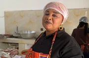 Die Küchenchefin Astou Gueye aus Saint-Louis kennt die kulinarischen Kniffe für die Zubereitung des senegalesischen Traditionsgerichts Thiéboudiène. Die Küchenchefin Astou Gueye aus Saint-Louis kennt die kulinarischen Kniffe für die Zubereitung des senegalesischen Traditionsgerichts Thiéboudiène.