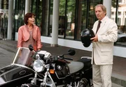 Wieland Busch (G&uuml;nther Maria Halmer), stoffeliger Motorradfahrer der alten Schule, kann doch charmant sein zu seiner eigentlich verhassten Nachbarin Dorothee Wahlberg (Thekla Carola Wied).