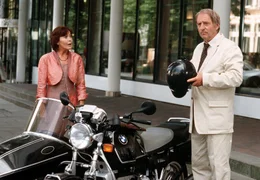 Wieland Busch (G&uuml;nther Maria Halmer), stoffeliger Motorradfahrer der alten Schule, kann doch charmant sein zu seiner eigentlich verhassten Nachbarin Dorothee Wahlberg (Thekla Carola Wied).