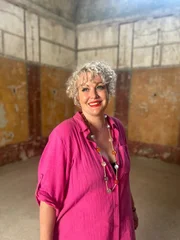 Pompeii: Life in the City: - Episode 1  Pompeii is the world&rsquo;s most incredibly preserved Roman city. Now historians Dan Snow and Doctor Kate Lister take us into this extraordinary time capsule, to reveal what it would really have been like to live there. They discover everything from exactly what people ate, to where they slept (and who they slept with), what jobs they did and how dangerous the city was at night. This is real life in Pompeii in all its gritty, glorious detail.