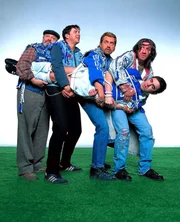 Die vier Freunde und Fu&szlig;ball-Fans: Hans (Uwe Ochsenknecht, 2.v.r.) , Mike (Ralf Richter, r.), Bernie (Michael Sideris, 2.v.l.) und Theo (Walter Gontermann, l.) mit ihrem Idol Dios (Oskar Ortega-Sanchez, vorne)