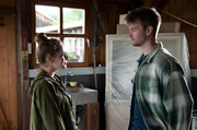 Zwischen Kisten und Umzugskartons in der neuen Praxis kommen sich Greta (Enya Elstner) und Felix (Aaron Koszuta) wieder näher... Zwischen Kisten und Umzugskartons in der neuen Praxis kommen sich Greta (Enya Elstner) und Felix (Aaron Koszuta) wieder näher...