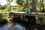 Linus ist am liebsten am Wasser. Heute darf er mit seinem Freund auf dem See Einbaum fahren. Linus ist am liebsten am Wasser. Heute darf er mit seinem Freund auf dem See Einbaum fahren.
