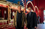 Finn (Sven Martinek, l.) und Lars (Ingo Naujoks, r.) stehen im Foyer des Zirkus und sehen sich um.
