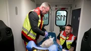 Wie kommt man raus aus der Gesundheitsfalle? Die Reportage begleitet Menschen, die die Situation bessern wollen, in einem kleinen Krankenhaus in Prenzlau, einem mobilen Schwesternmodell in Elsterwerda und einer digitalisierten Poliklinik in Lauchhammer. - Rettungsteam in Prenzlau bei einem Notfall auf dem Land.
