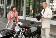 SWR Fernsehen MANN GESUCHT, LIEBE GEFUNDEN, am Samstag (15.02.14) um 23:20 Uhr. Wieland Busch (G&uuml;nther Maria Halmer), stoffeliger Motorradfahrer der alten Schule, kann doch charmant sein zu seiner eigentlich verhassten Nachbarin Dorothee Wahlberg (Thekla Carola Wied).