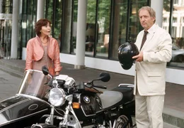 SWR Fernsehen MANN GESUCHT, LIEBE GEFUNDEN, am Samstag (15.02.14) um 23:20 Uhr. Wieland Busch (G&uuml;nther Maria Halmer), stoffeliger Motorradfahrer der alten Schule, kann doch charmant sein zu seiner eigentlich verhassten Nachbarin Dorothee Wahlberg (Thekla Carola Wied).