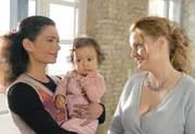 Klara (Margret V&ouml;lker, re.) w&uuml;nscht sich auch ein solch goldiges M&auml;dchen wie Lisas (Sandra Speichert, li.) Tochter Maya (Maya Lauterbach).