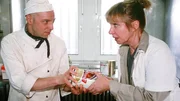 Leo (Joey Zimmermann, li.) und Ilse (Christiane Reiff) streiten sich um die Dose - das Verfalldatum ist abgelaufen. Leo (Joey Zimmermann, li.) und Ilse (Christiane Reiff) streiten sich um die Dose - das Verfalldatum ist abgelaufen.