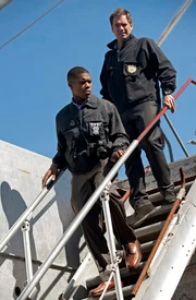 Tony (Michael Weatherly, r.) trifft bei den Ermittlungen in einem neuen Fall auf Jason King (Gaius Charles, l.), den er aus seiner Vergangenheit bereits kennt ... Tony (Michael Weatherly, r.) trifft bei den Ermittlungen in einem neuen Fall auf Jason King (Gaius Charles, l.), den er aus seiner Vergangenheit bereits kennt ...