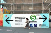 Alltag für Fahrgäste: Die als „S21-Fernwanderweg“ verspottete Fußgängerweg, über den Reisende um die Baustelle von Stuttgart 21 herum zu den Zügen kommen. Alltag für Fahrgäste: Die als „S21-Fernwanderweg“ verspottete Fußgängerweg, über den Reisende um die Baustelle von Stuttgart 21 herum zu den Zügen kommen.