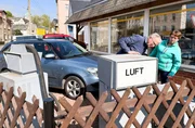 Aus Wiederaus ehemaliger Tankstelle wurde ein kleiner Supermarkt mit besonderem Service: Staubsauger und Luftsäule für die Autos sind noch in Betrieb. Aus Wiederaus ehemaliger Tankstelle wurde ein kleiner Supermarkt mit besonderem Service: Staubsauger und Luftsäule für die Autos sind noch in Betrieb.