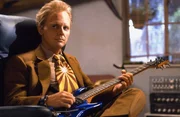 Marty (Michael J. Fox) reist in die Zukunft, um seinem &auml;lteren Ich zu helfen. Doch bei seiner R&uuml;ckkehr ins Jahr 1985 findet er eine Parallelwelt vor. Marty ist klar: Die Ursache liegt in der Zukunft.
