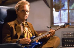 Marty (Michael J. Fox) reist in die Zukunft, um seinem &auml;lteren Ich zu helfen. Doch bei seiner R&uuml;ckkehr ins Jahr 1985 findet er eine Parallelwelt vor. Marty ist klar: Die Ursache liegt in der Zukunft.