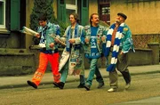 Eingefleischte Schalke-Fans: Bernie (Michael Sideris, l.), Mike (Ralf Richter, 2.v.l.), Hans (Uwe Ochsenknecht, 2.v.r.) und Theo (Walter Gontermann, r.)